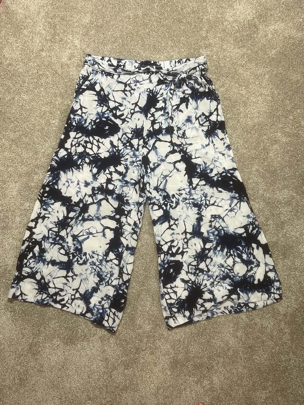 Yado Women's Blue and White Tie-Dye Print Wide-Leg Palazzo Capri Pants